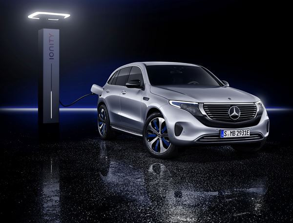 Le SUV crossover électrique Mercedes EQC affiche un style électro fluide