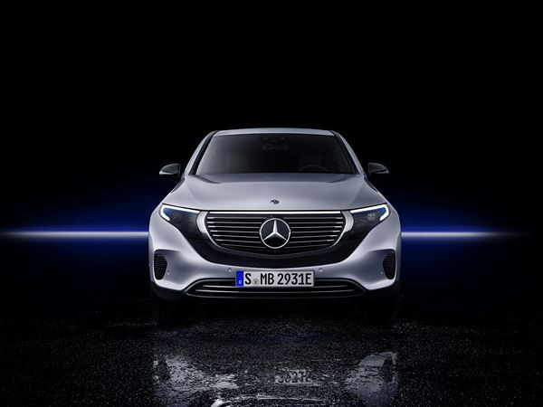 Le SUV crossover électrique Mercedes EQC affiche un style électro fluide