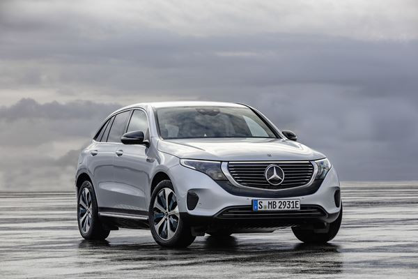 Le SUV crossover électrique Mercedes EQC affiche un style électro fluide