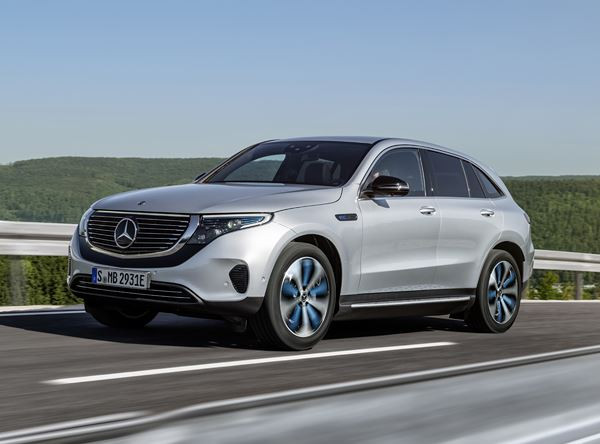 Le SUV crossover électrique Mercedes EQC affiche un style électro fluide