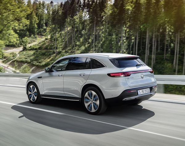 Le SUV crossover électrique Mercedes EQC affiche un style électro fluide