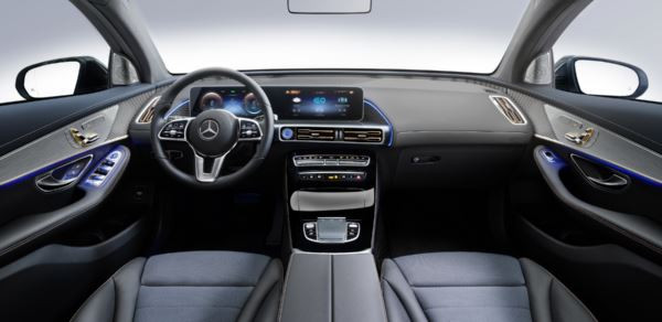 Le SUV crossover électrique Mercedes EQC affiche un style électro fluide