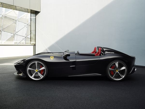 La biplace Ferrari Monza SP2 reprend les codes des barquettes de course