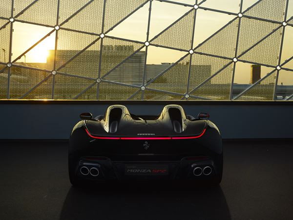 La biplace Ferrari Monza SP2 reprend les codes des barquettes de course