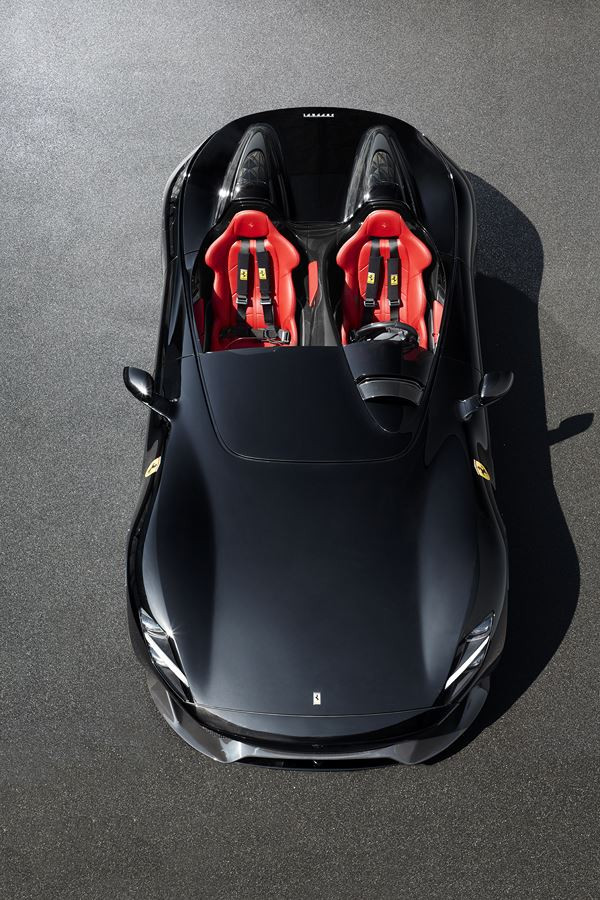 La biplace Ferrari Monza SP2 reprend les codes des barquettes de course