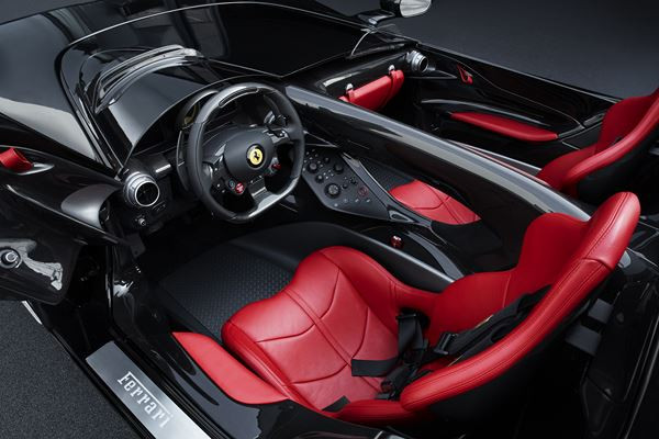 La biplace Ferrari Monza SP2 reprend les codes des barquettes de course