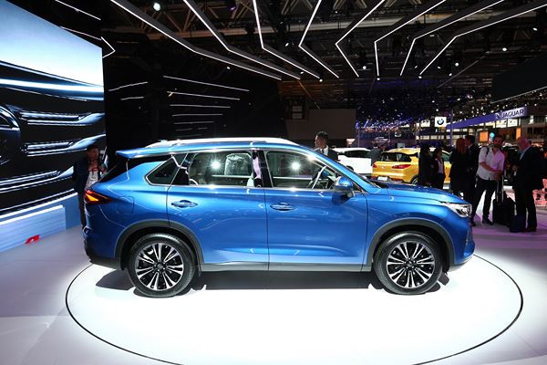 Le constructeur chinois GAC dévoile le SUV familial GS5 à Paris