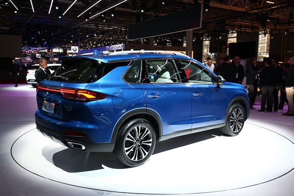 Le constructeur chinois GAC dévoile le SUV familial GS5 à Paris