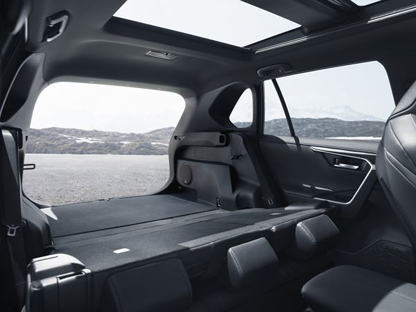 Le Toyota RAV4 Hybride affiche des lignes robustes