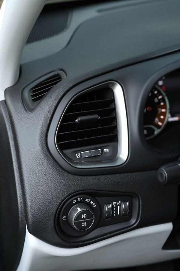 Le Jeep Renegade voit son design évoluer légèrement