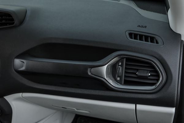 Le Jeep Renegade voit son design évoluer légèrement