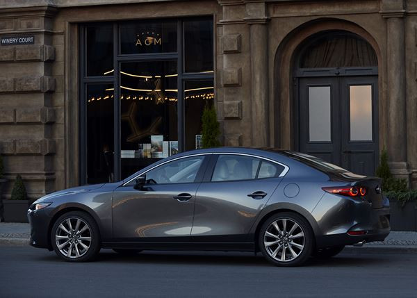 La Mazda 3 quatre portes joue la carte de l’élégance