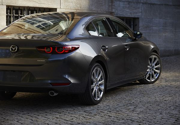 La Mazda 3 quatre portes joue la carte de l’élégance