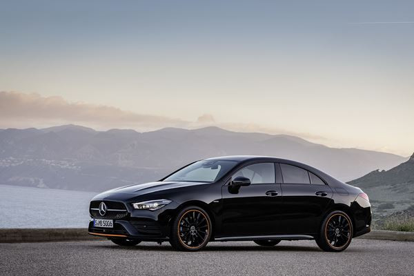 Le coupé compact quatre portes Mercedes-Benz CLA affiche un design épuré