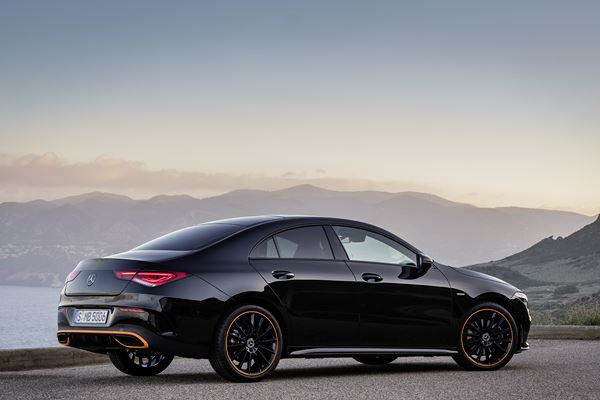 Le coupé compact quatre portes Mercedes-Benz CLA affiche un design épuré
