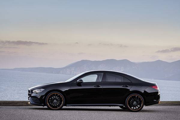Le coupé compact quatre portes Mercedes-Benz CLA affiche un design épuré