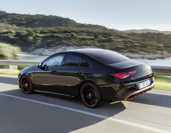 Le coupé compact quatre portes Mercedes-Benz CLA affiche un design épuré