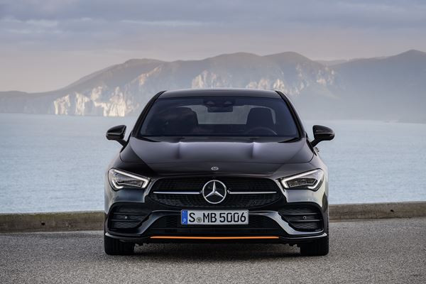Le coupé compact quatre portes Mercedes-Benz CLA affiche un design épuré