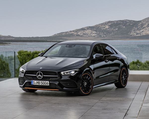 Le coupé compact quatre portes Mercedes-Benz CLA affiche un design épuré