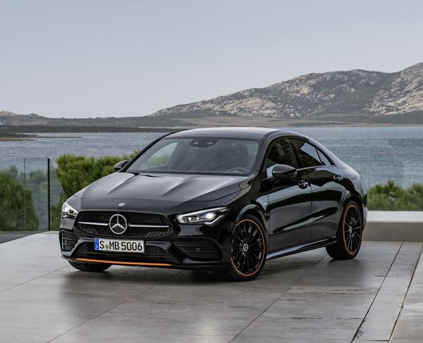 Le coupé compact quatre portes Mercedes-Benz CLA affiche un design épuré