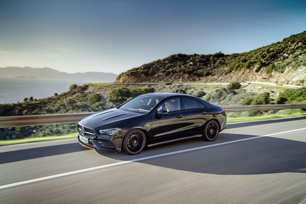 Le coupé compact quatre portes Mercedes-Benz CLA affiche un design épuré
