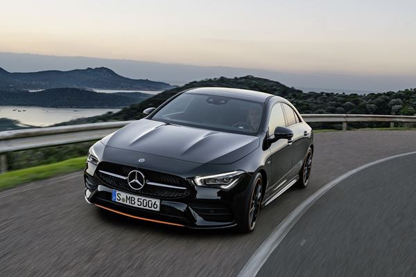 Le coupé compact quatre portes Mercedes-Benz CLA affiche un design épuré