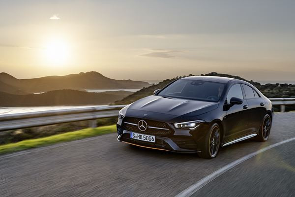 Le coupé compact quatre portes Mercedes-Benz CLA affiche un design épuré
