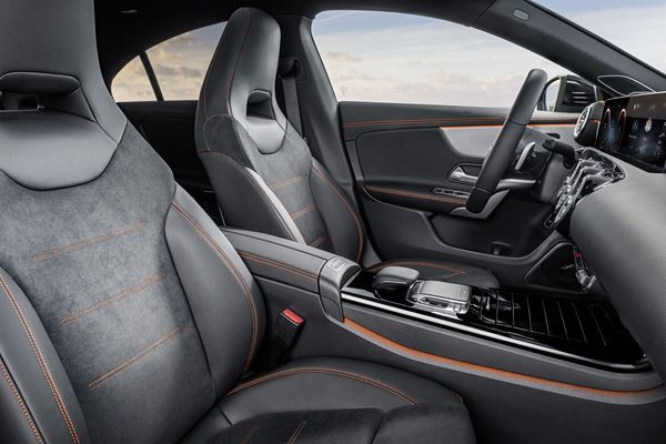 Le coupé compact quatre portes Mercedes-Benz CLA affiche un design épuré