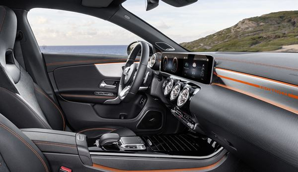 Le coupé compact quatre portes Mercedes-Benz CLA affiche un design épuré