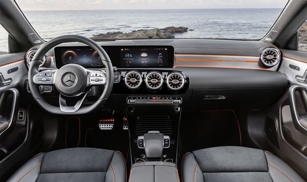 Le coupé compact quatre portes Mercedes-Benz CLA affiche un design épuré