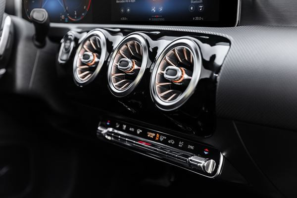 Le coupé compact quatre portes Mercedes-Benz CLA affiche un design épuré