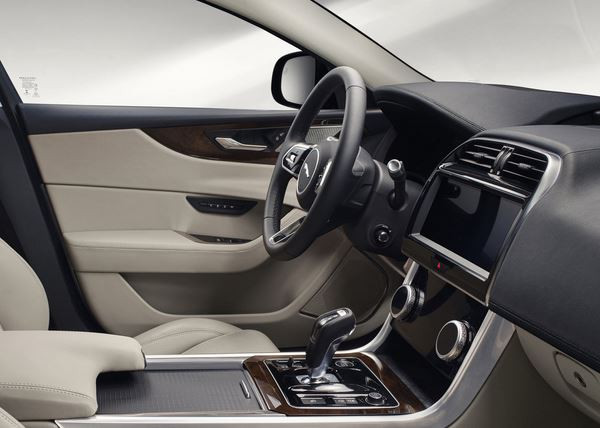 La berline Jaguar XE s'offre une apparence extérieure revisitée