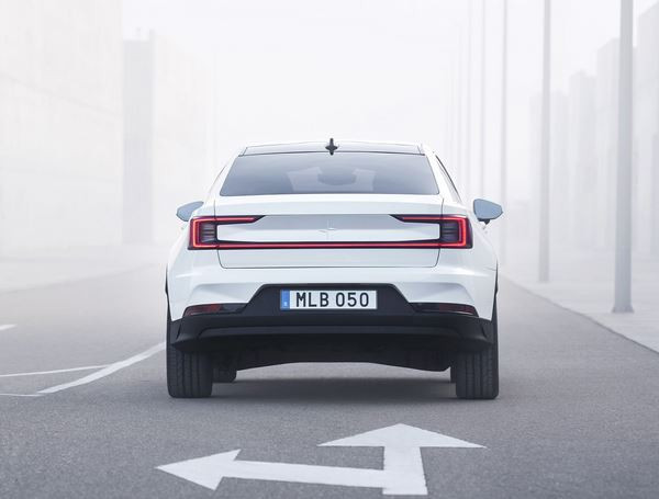 Polestar 2: une berline électrique à ligne de toit fuyante