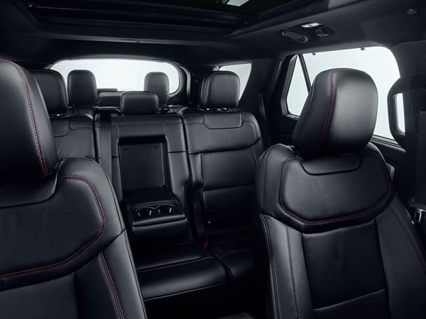 Le grand SUV familial Ford Explorer offre sept places sur trois rangées de sièges