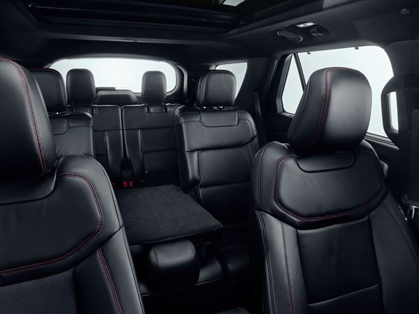 Le grand SUV familial Ford Explorer offre sept places sur trois rangées de sièges