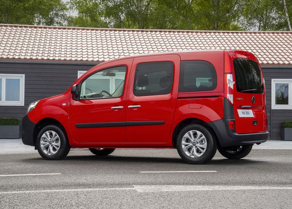 Le ludospace Nissan NV250 propose cinq places et un grand coffre