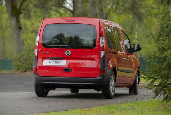 Le ludospace Nissan NV250 propose cinq places et un grand coffre