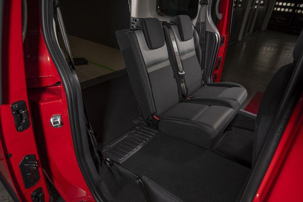 Le ludospace Nissan NV250 propose cinq places et un grand coffre