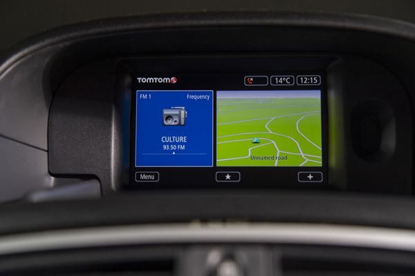 Le ludospace Nissan NV250 propose cinq places et un grand coffre