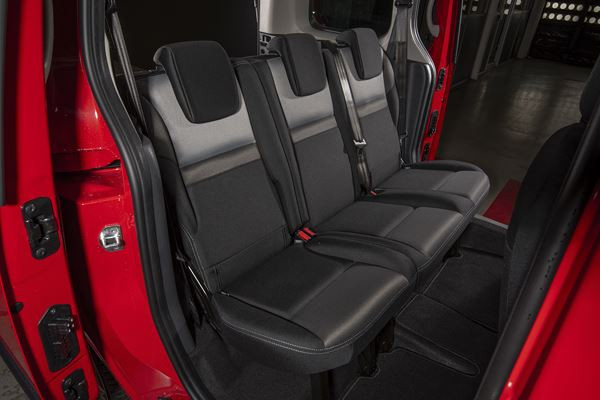Le ludospace Nissan NV250 propose cinq places et un grand coffre