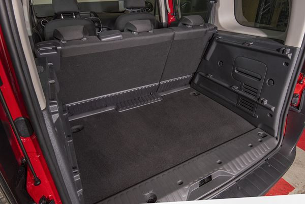 Le ludospace Nissan NV250 propose cinq places et un grand coffre