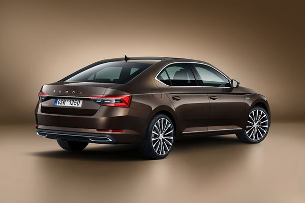 La Skoda Superb restylée affiche un design dynamique
