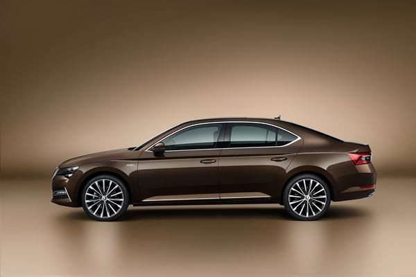 La Skoda Superb restylée affiche un design dynamique