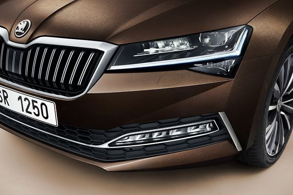 La Skoda Superb restylée affiche un design dynamique