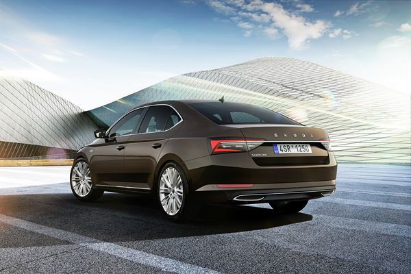 La Skoda Superb restylée affiche un design dynamique