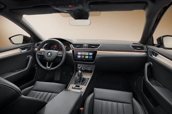 La Skoda Superb restylée affiche un design dynamique