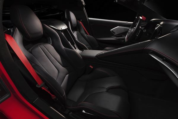 La Chevrolet Corvette Stingray Cabriolet adopte une configuration à moteur central