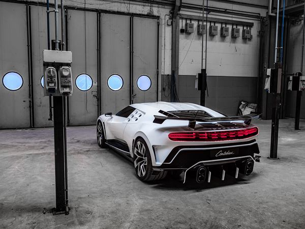 L'éditon Bugatti Centodieci réinterprète de façon exclusive la supersportive EB110