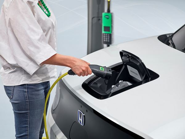 La Honda e électrique à roues arrière motrices affiche une ligne épurée