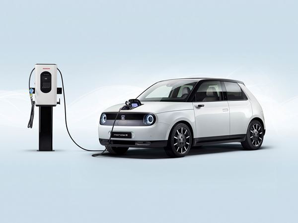 La Honda e électrique à roues arrière motrices affiche une ligne épurée